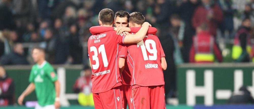Unions Kevin Schlotterbeck (l), Florian Hübner (r) und Christopher Schlotterbeck freuen sich über den Sieg. 