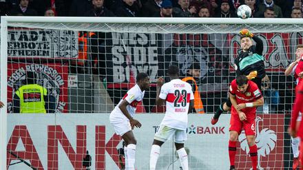 Ins eigene Tor. Stuttgarts Torwart Fabian Bredlow machte beim 1:0 für Leverkusen eine unglückliche Figur.