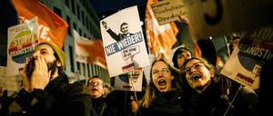 Demonstranten protestieren in Berlin gegen das Verhalten der FDP bei der Wahl Thomas Kemmerichs zum Ministerpräsidenten von Thüringen. 