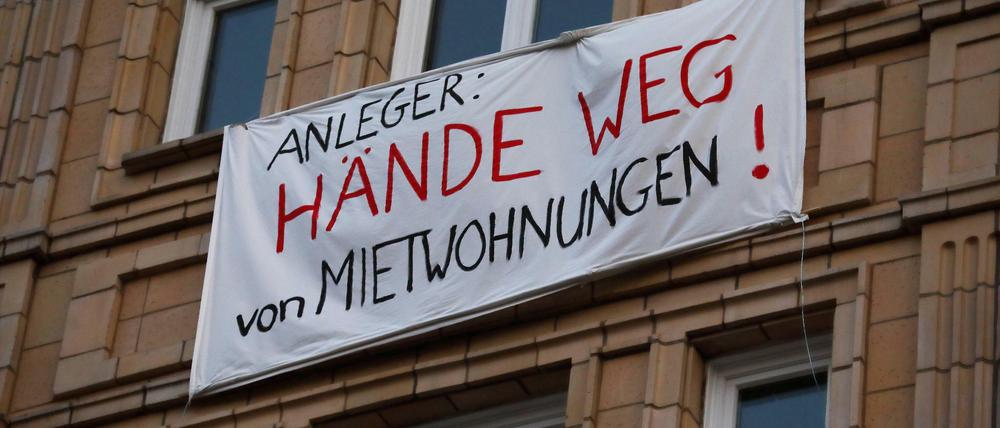Proteste: Mieter, hier in der Karl-Marx-Allee, befürchten, dass sie nach der Umwandlung ihre Wohnungen verlieren. 