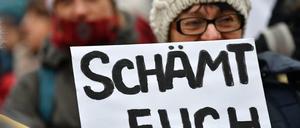 06.02.2020, Thüringen, Erfurt: Eine Frau mit einem Schild "Schämt euch" demonstriert gegen die Wahl Kemmerichs zum Ministerpräsidenten von Thüringen. Der FDP-Kandidat Kemmerich war am 05.02.2020 im Thüringer Landtag überraschend mit den Stimmen von Liberalen, CDU und AfD zum Regierungschef gewählt worden. 