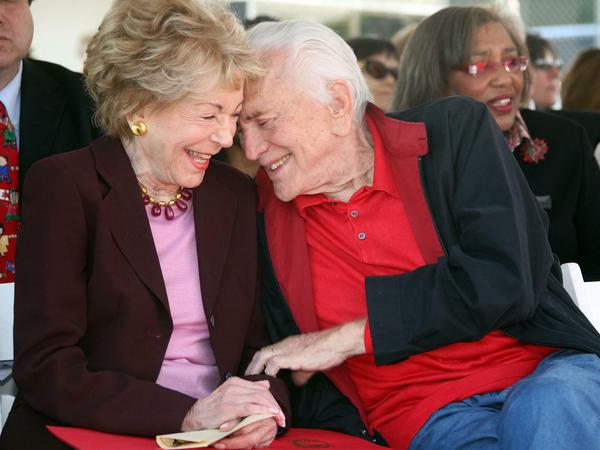 Kirk Douglas im Jahr 2008 mit seiner Frau Anne.