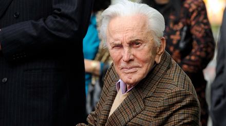 Kirk Douglas im Jahr 2011 auf dem Hollywood Walk of Fame teil.