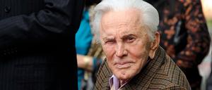 Kirk Douglas im Jahr 2011 auf dem Hollywood Walk of Fame teil.