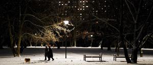 Zwei Spaziergänger in einem Moskauer Park. (Symbolbild)