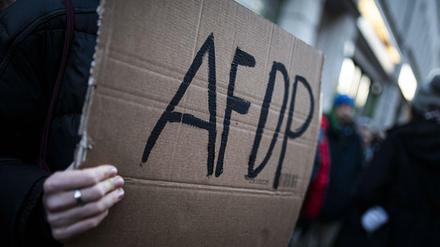 Bereits am Mittwochabend, kurz nach Bekanntwerden der Wahlereignisse in Thüringen, gab es Protest vor der FDP-Zentrale in Berlin.