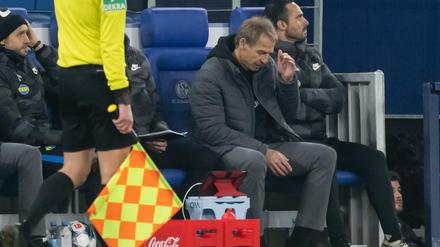 Hilfe. Jürgen Klinsmann und sein Co-Trainer Alexander Nouri (rechts), hier beim Pokalspiel beim FC Schalke. 