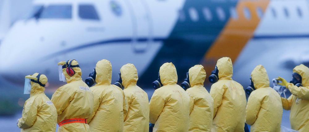 Globalisierung mal anders. Brasilianische Soldaten auf dem Luftwaffenstützpunkt Anapolis erwarten am Sonntagmorgen Landsleute aus Wuhan. Diese sollen die nächsten 18 Tage in Quarantäne verbringen.