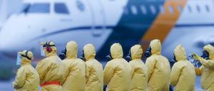 Globalisierung mal anders. Brasilianische Soldaten auf dem Luftwaffenstützpunkt Anapolis erwarten am Sonntagmorgen Landsleute aus Wuhan. Diese sollen die nächsten 18 Tage in Quarantäne verbringen.