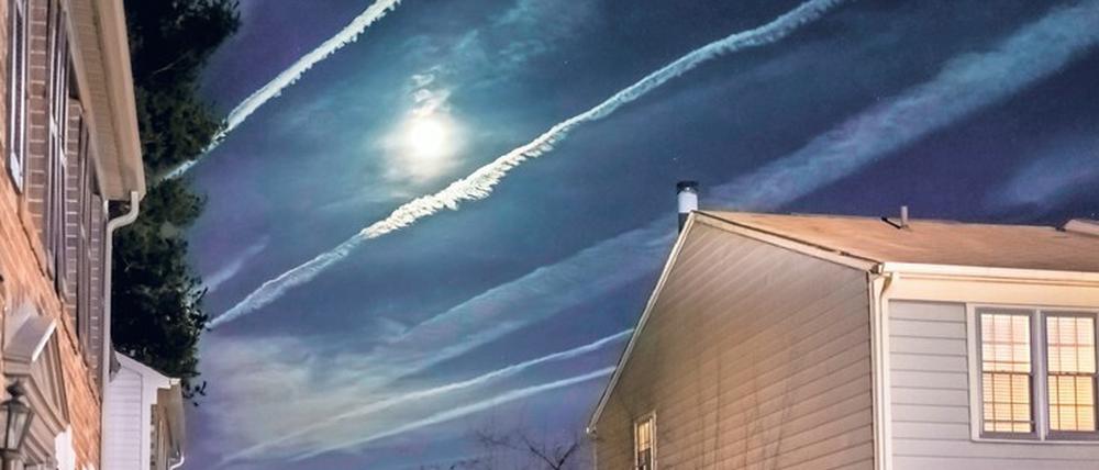 Giftwolken. Wie geht man damit um, wenn Bruder oder Schwester an Chemtrails oder andere absurde Theorien glauben.