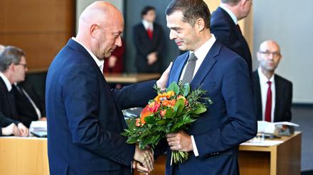 Am Mittwoch im Erfurter Landtag: CDU-Fraktionschef Mike Mohring gratuliert dem FDP-Politiker Thomas Kemmerich zur Wahl zum Ministerpräsidenten. 