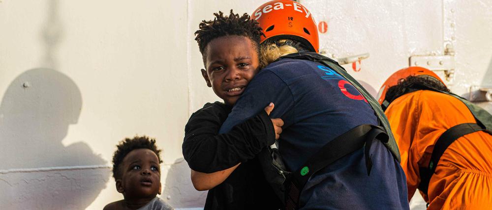 Helferinnen der Seenotrettungsorganisation Sea Eye kümmern sich um Kinder an Bord ihres Schiffs "Alan Kurdi" im Sommer 2019.
