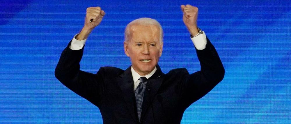 Applaus für Alexander Vindman: Ex-Vizepräsident Joe Biden bei der TV-Debatte in Manchester, New Hampshire.