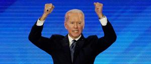 Applaus für Alexander Vindman: Ex-Vizepräsident Joe Biden bei der TV-Debatte in Manchester, New Hampshire.