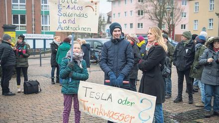 Aufgefahren. Der Protest gegen die Tesla-Ansiedlung hält an. Auch am Wochenende gingen in Grünheide wieder Demonstranten auf die Straße.