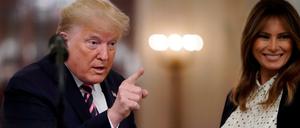 Abrechnung mit den Demokraten: US-Präsident Donald Trump am Donnerstag im Weißen Haus, neben im First Lady Melania Trump.