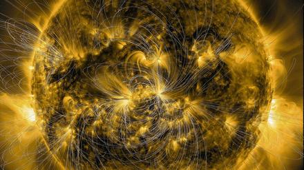 Eruptiv. Die für die Erde gefährlichen Sonneneruptionen entstehen dort, wo sich die Magnetfelder des Sterns schnell verändern. 