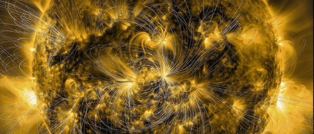 Eruptiv. Die für die Erde gefährlichen Sonneneruptionen entstehen dort, wo sich die Magnetfelder des Sterns schnell verändern.