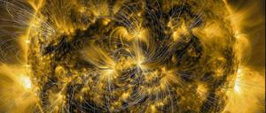 Eruptiv. Die für die Erde gefährlichen Sonneneruptionen entstehen dort, wo sich die Magnetfelder des Sterns schnell verändern. 