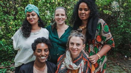 Louna Sbou, Nina Martin, Nathalie Mba Bikoro (hinten v.l.) und Tmnit Zere und Saskia Köbschall (vorne v.l.)