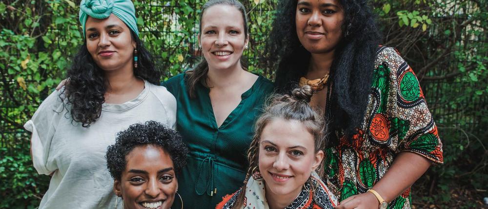 Louna Sbou, Nina Martin, Nathalie Mba Bikoro (hinten v.l.) und Tmnit Zere und Saskia Köbschall (vorne v.l.)