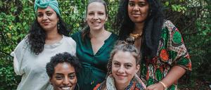 Louna Sbou, Nina Martin, Nathalie Mba Bikoro (hinten v.l.) und Tmnit Zere und Saskia Köbschall (vorne v.l.)