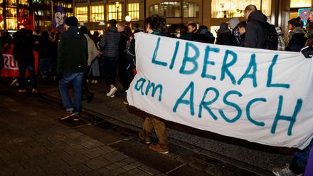 Hamburg weiß0 Bescheid Demonstranten nach der Wahl von FDP-Politiker Kemmerich zum Ministerpräsident von Thüringen durch Stimmen von AfD und CDU. 