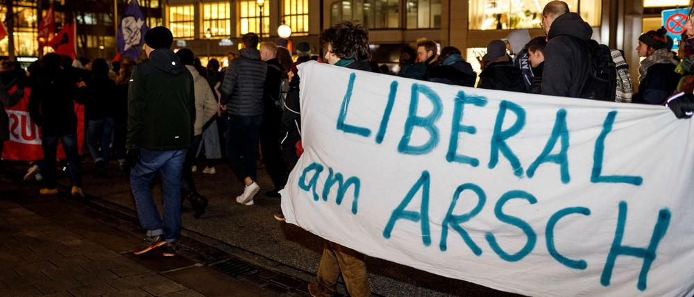 Hamburg weiß0 Bescheid Demonstranten nach der Wahl von FDP-Politiker Kemmerich zum Ministerpräsident von Thüringen durch Stimmen von AfD und CDU. 