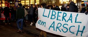 Hamburg weiß0 Bescheid Demonstranten nach der Wahl von FDP-Politiker Kemmerich zum Ministerpräsident von Thüringen durch Stimmen von AfD und CDU. 
