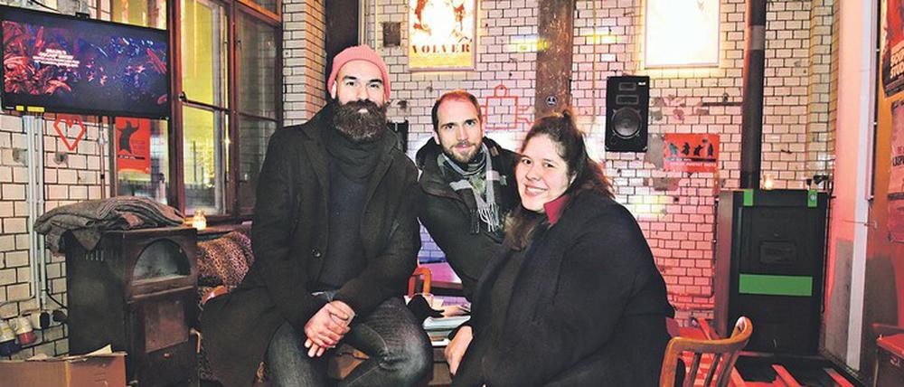 Der Verein des kleinen Filmrauschpalasts, zu dem Arian Berndt (von links), Sophia Derda und Erik Scharwächter gehören, setzt auf freiwillige Mitarbeit und die Liebe zum Film, der für sie unbedingt analog gezeigt werden muss.