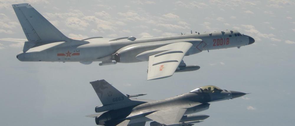 Ein Foto des Verteidigungsministeriums in Taipeh: Ein chinesischer H-6-Bomber (oben) und ein F-16-Kampfjet aus Taiwan.