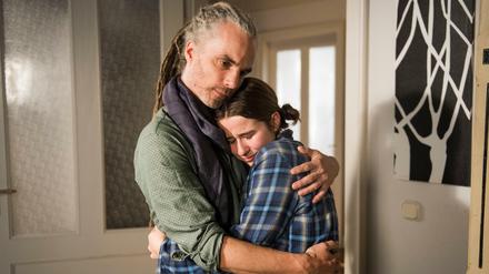 "Lindenstraße"-Blues: Antonia ist verzweifelt: Ihr Vater Momo (Moritz Zielke) will sich den Behörden stellen. 