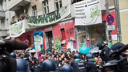 Sitzblockade gegen die Räumung des linken Szeneladens „Friedel54“ in der Friedelstraße in Neukölln am 29.06.2017 in Berlin. 