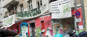 Sitzblockade gegen die Räumung des linken Szeneladens „Friedel54“ in der Friedelstraße in Neukölln am 29.06.2017 in Berlin. 