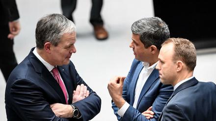 Unzureichend distanziert. SPD-Fraktionschef Raed Saleh (Mitte) wird seinen Kollegen von der CDU (Burkard Dregger, l.) und der FDP (Sebastain Czaja) Nähe zur AfD vor.