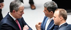 Unzureichend distanziert. SPD-Fraktionschef Raed Saleh (Mitte) wird seinen Kollegen von der CDU (Burkard Dregger, l.) und der FDP (Sebastain Czaja) Nähe zur AfD vor.