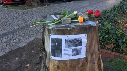 Eine kleine Gedenkstelle ist am Tag nach dem tödlichen Verkehrsunfall am Savignyplatz zu sehen. 