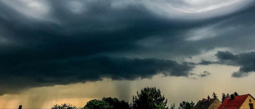 Ein Gewitter in Brandenburg. Ende der Woche könnte es zu Unwettern mit Orkanböen kommen.