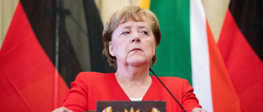 Bundeskanzlerin Angela Merkel (CDU) spricht auf einer Pressekonferenz mit dem Präsidenten von Südafrika. 