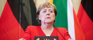 Bundeskanzlerin Angela Merkel (CDU) spricht auf einer Pressekonferenz mit dem Präsidenten von Südafrika. 