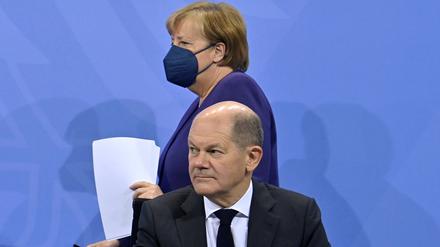 Gemeinsamer Auftritt. Die geschäftsführende Bundeskanzlerin Angela Merkel (CDU) und ihr designierter Nachfolger Olaf Scholz (SPD), noch Finanzminister, erläutern die Beschlüsse der Ministerpräsidentenkonferenz.