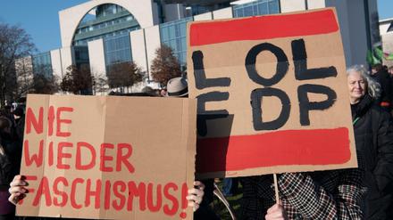 Demonstranten stehen bei einer Aktion gegen Rechts und den Vorkommnissen in Thüringen am Reichstag und protestieren. 