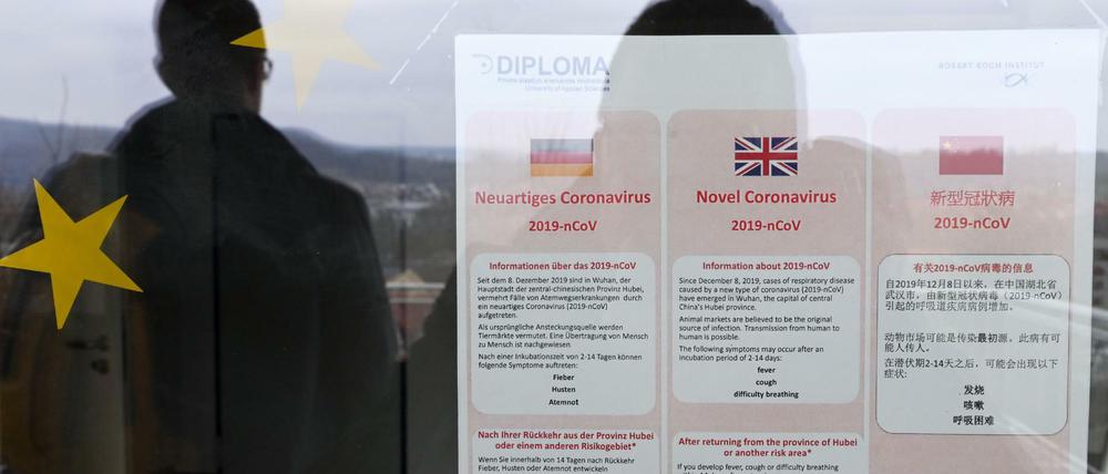 Am Eingang zur privaten Hochschule Diploma hängt ein Warnschild, das über den Coronavirus informiert.