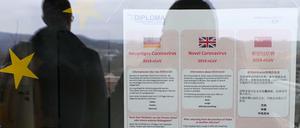 Am Eingang zur privaten Hochschule Diploma hängt ein Warnschild, das über den Coronavirus informiert.