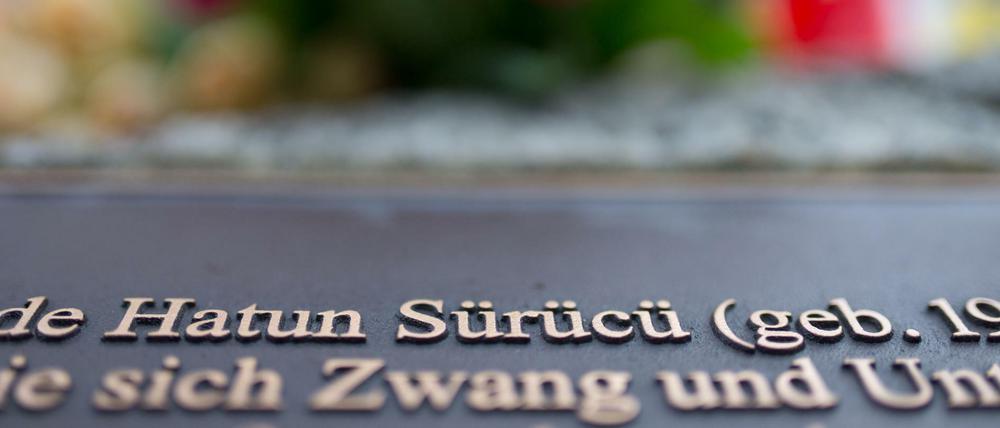Der Name der am 7. Februar 2005 erschossenen Hatun Sürücü steht am 07.02.2015 in Berlin auf einem Gedenkstein.