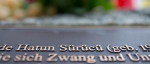 Der Name der am 7. Februar 2005 erschossenen Hatun Sürücü steht am 07.02.2015 in Berlin auf einem Gedenkstein.