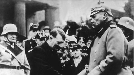 Adolf Hitler als Reichskanzler 1933 und der Reichspräsident der Weimarer Republik Paul von Hindenburg. 