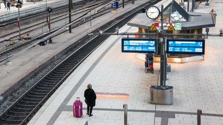 Leere Bahnsteige. Die Bahn hatte den Fernverkehr wegen des Orkantiefs Sabine eingestellt.