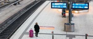 Leere Bahnsteige. Die Bahn hatte den Fernverkehr wegen des Orkantiefs Sabine eingestellt.
