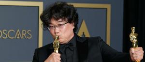 "Parasite"-Regisseur Bong Joon-ho mit zwei von seinen vier Oscars. 